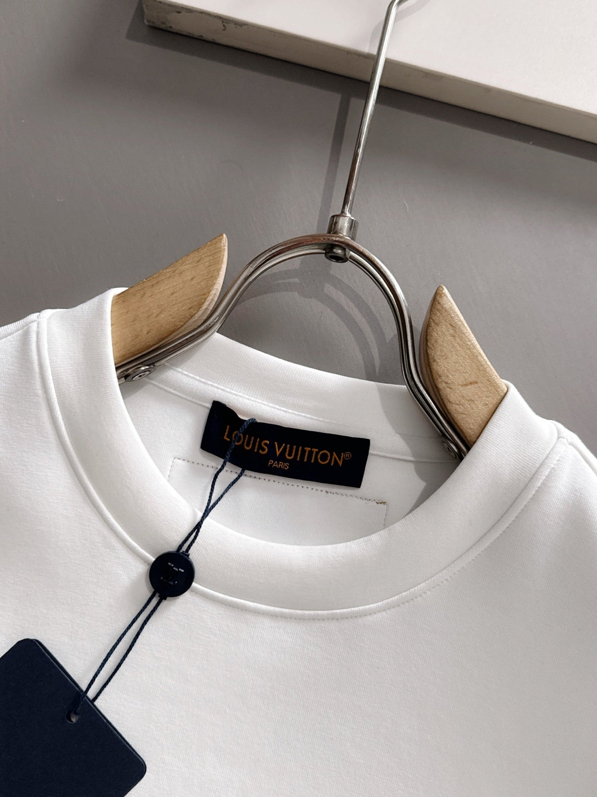 MINIMAL EMBROIDERED CREWNECK SWEATSHIRT