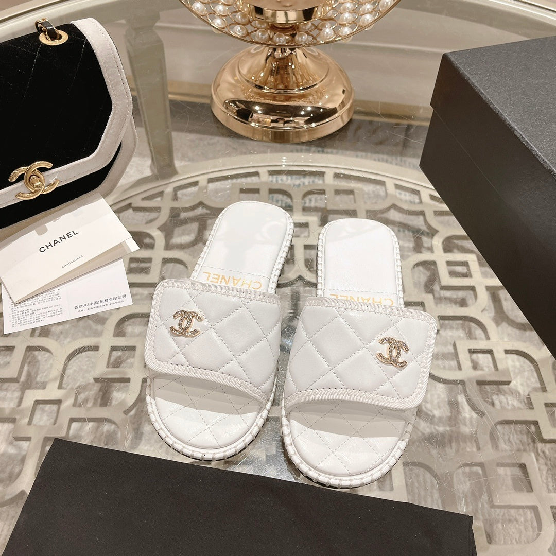 WHITE QUILTED SLIDES