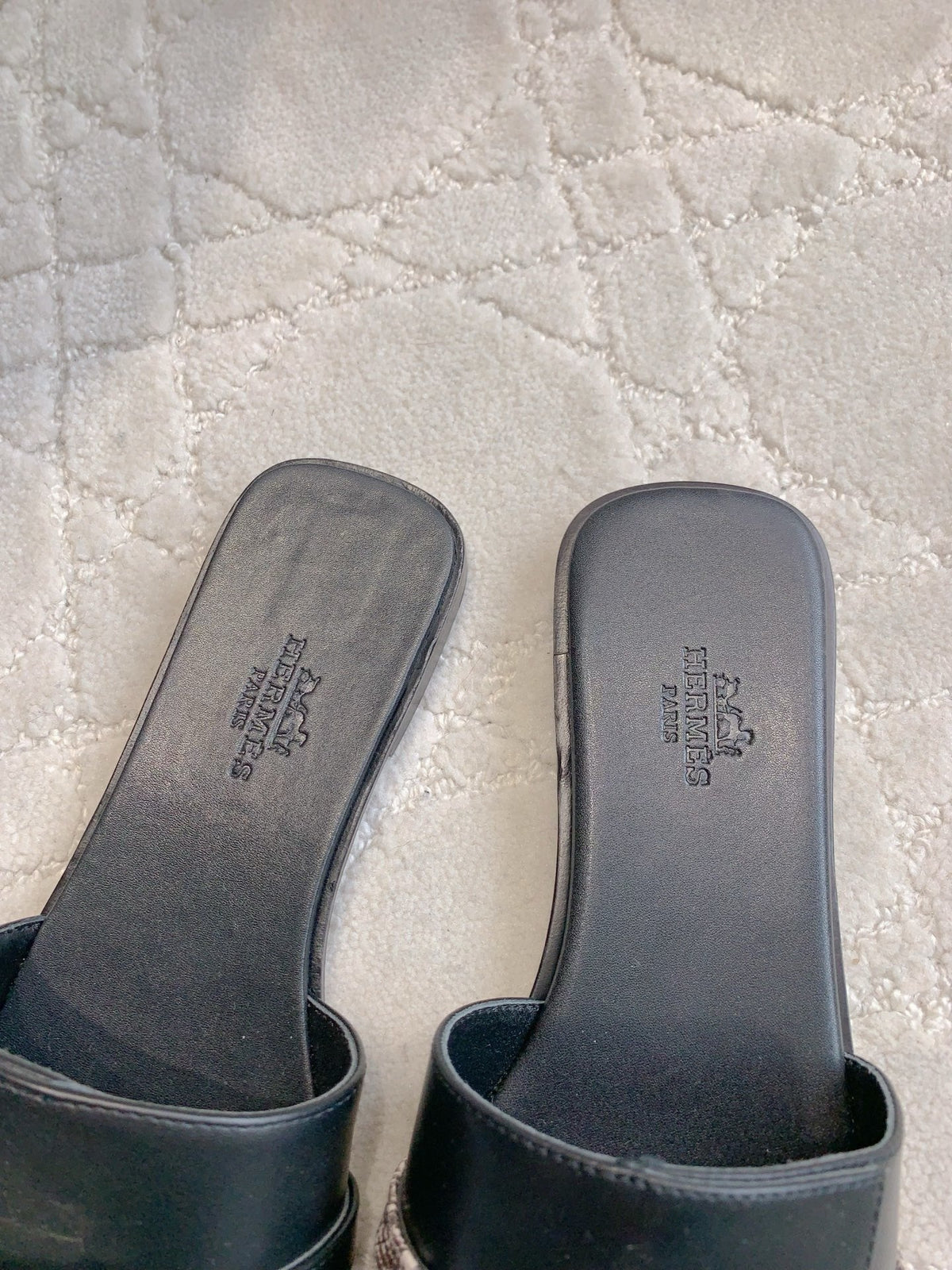 BLACK FLAT SLIDES WITH MINIMALIST STRAP DETAIL