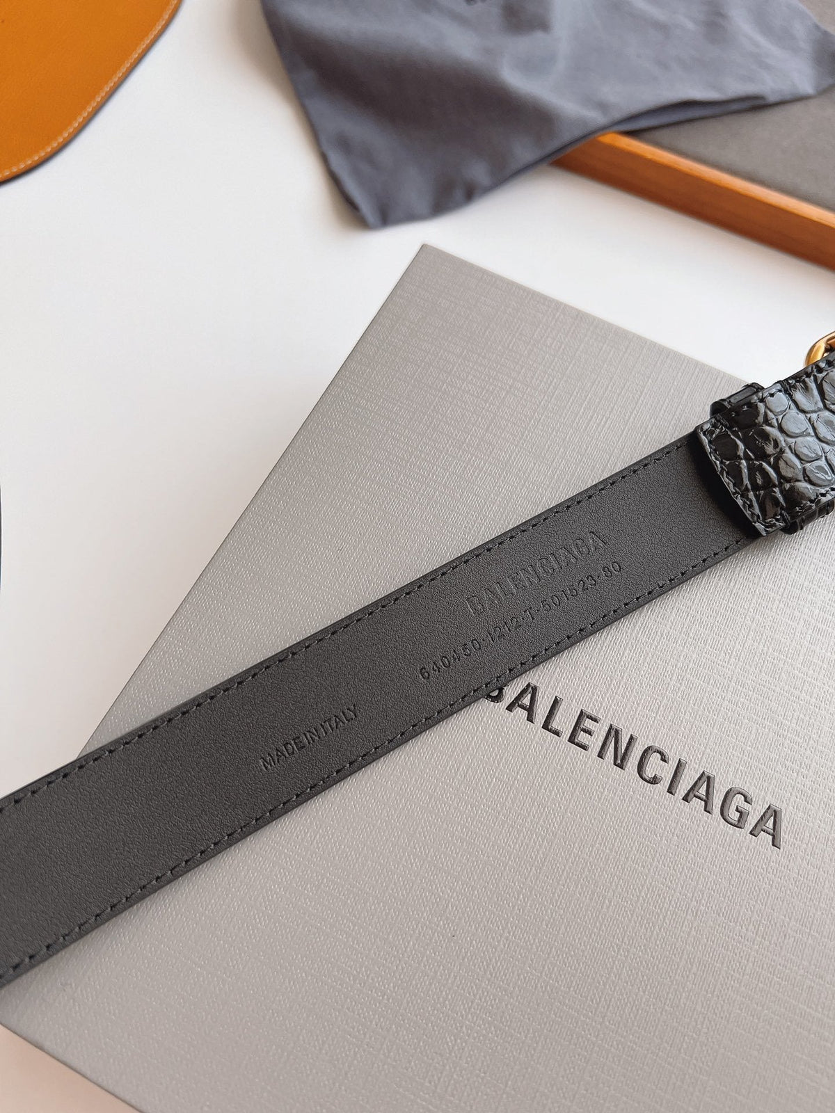 EMBOSSED BLACK LEATHER BELT WITH GOLD-TONE LOGO BUCKLE