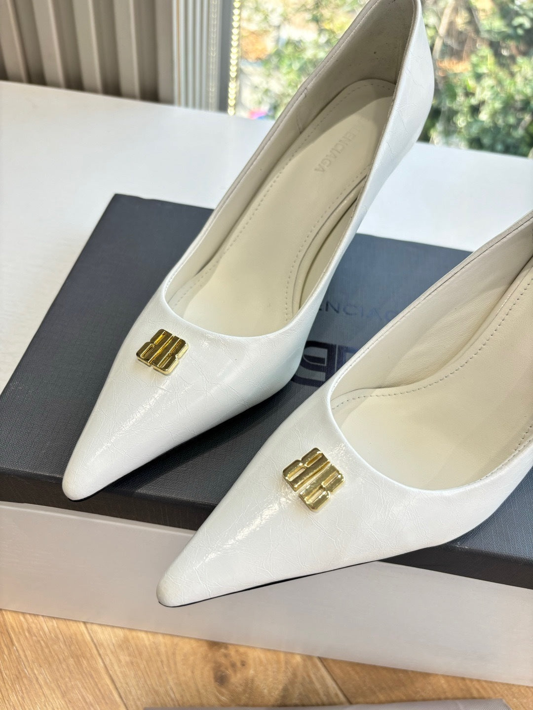 CLASSIC WHITE POINTED-TOE STILETTO HEELS