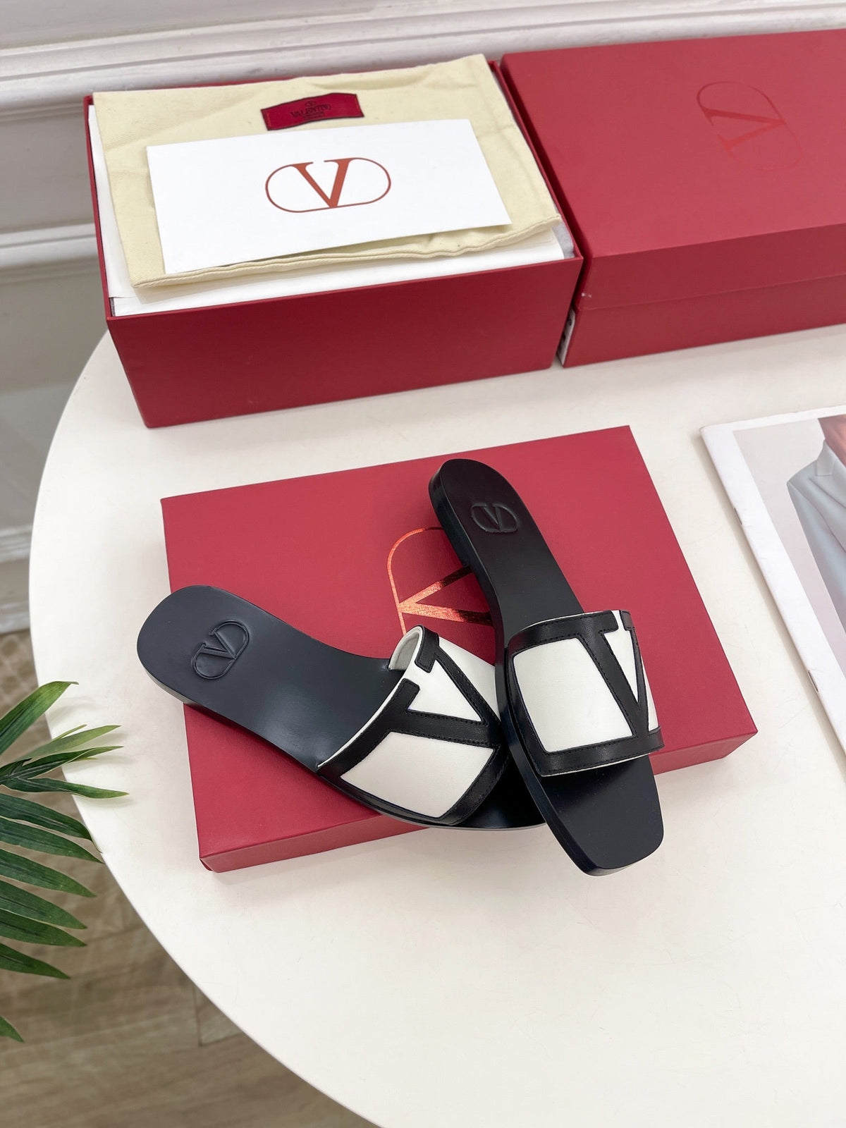 FLAT SLIDE SANDALS – BLACK & IVORY CONTRAST WITH SIGNATURE DETAIL