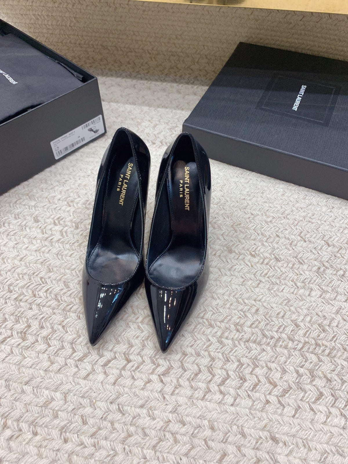 GLOSSY BLACK POINTED TOE HIGH HEELS