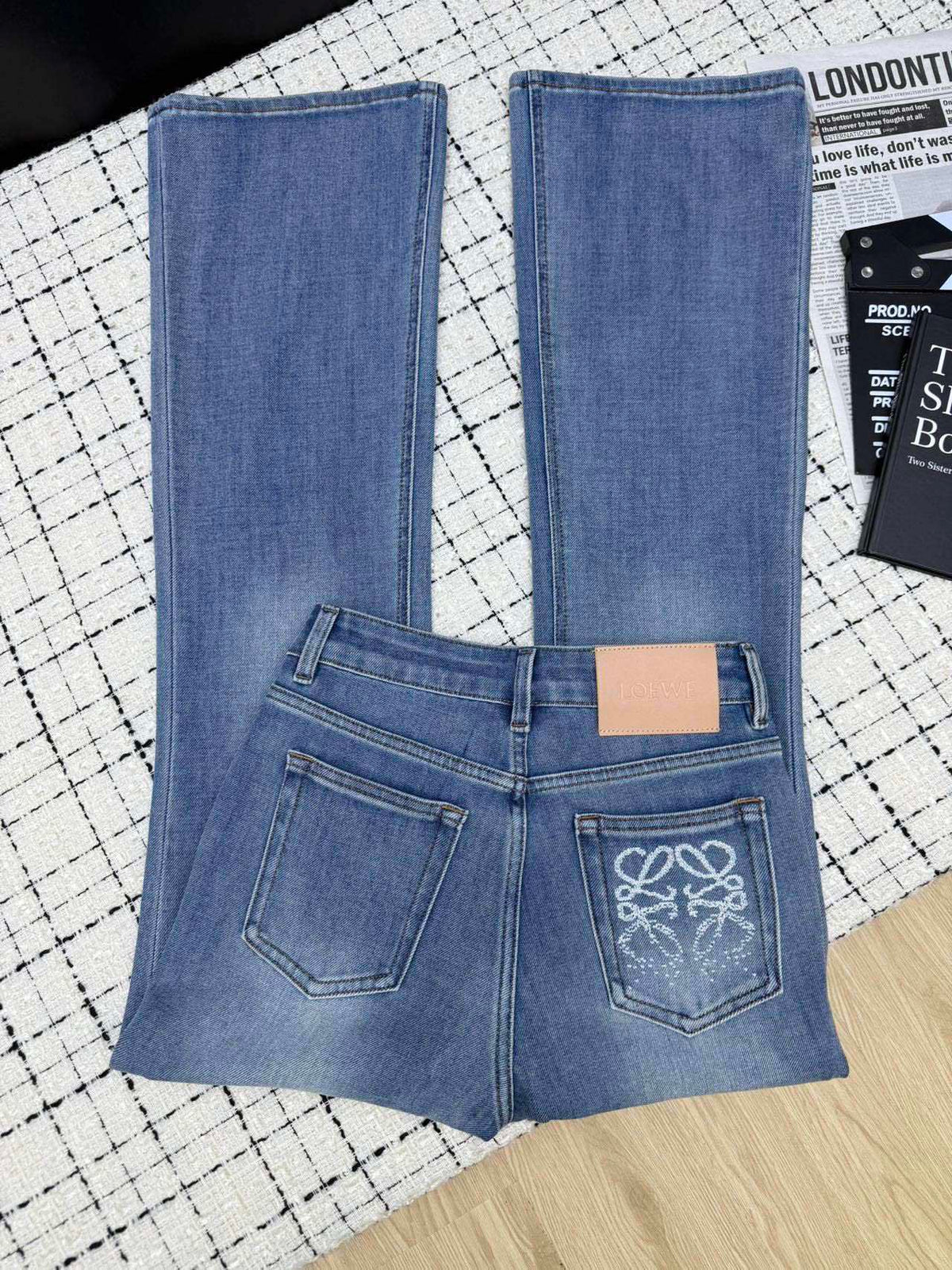 CLASSIC HIGH-RISE FLARED DENIM JEANS