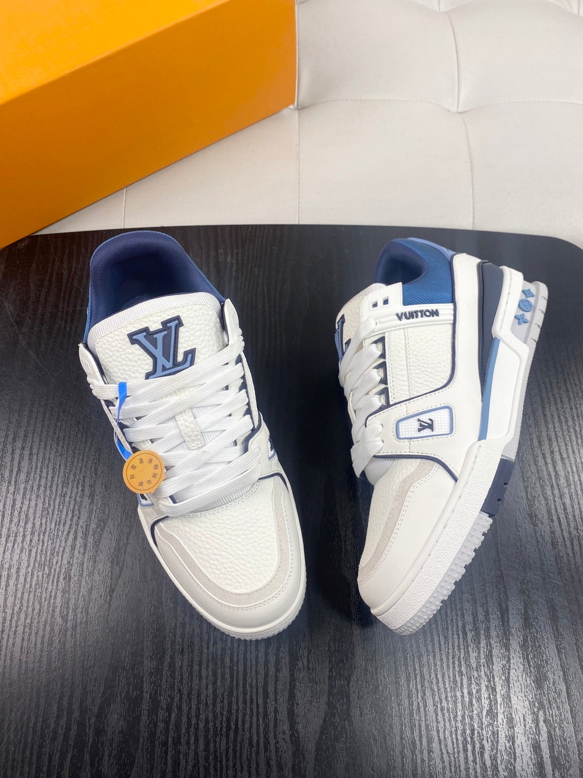 LOW-TOP LEATHER SNEAKERS WITH BLUE ACCENTS