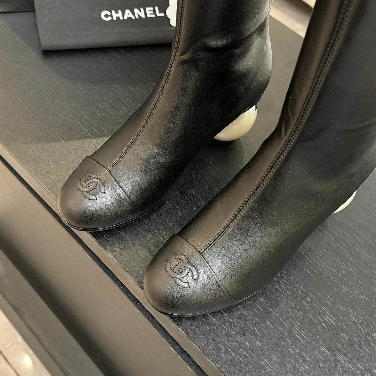 BLACK LEATHER KNEE-HIGH BOOTS WITH SCULPTURAL HEEL