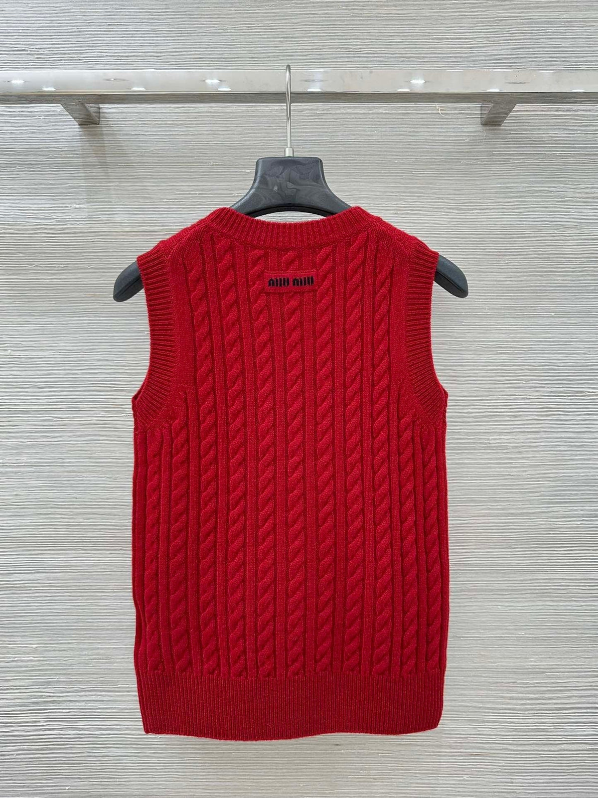 CABLE KNIT SLEEVELESS SWEATER