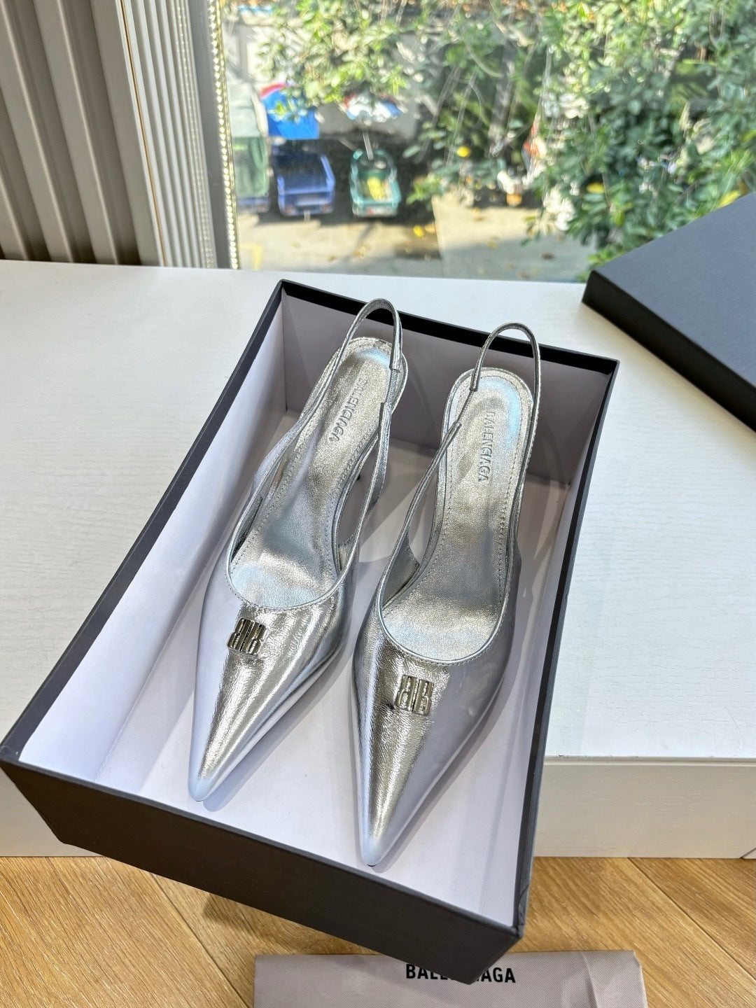 METALLIC SILVER POINTED-TOE SLINGBACK STILETTO HEELS