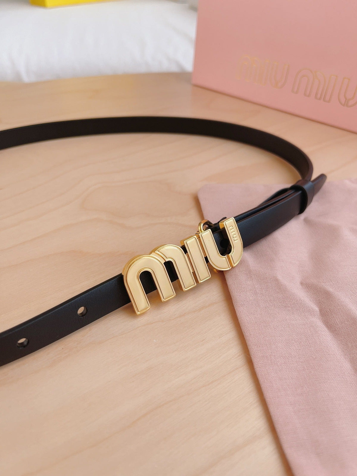 BLACK LEATHER BELT WITH GOLD-TONE LOGO BUCKLE