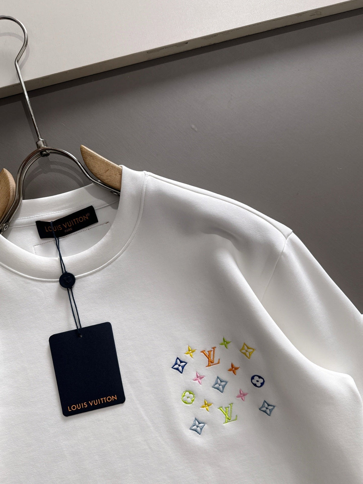 MINIMAL EMBROIDERED CREWNECK SWEATSHIRT