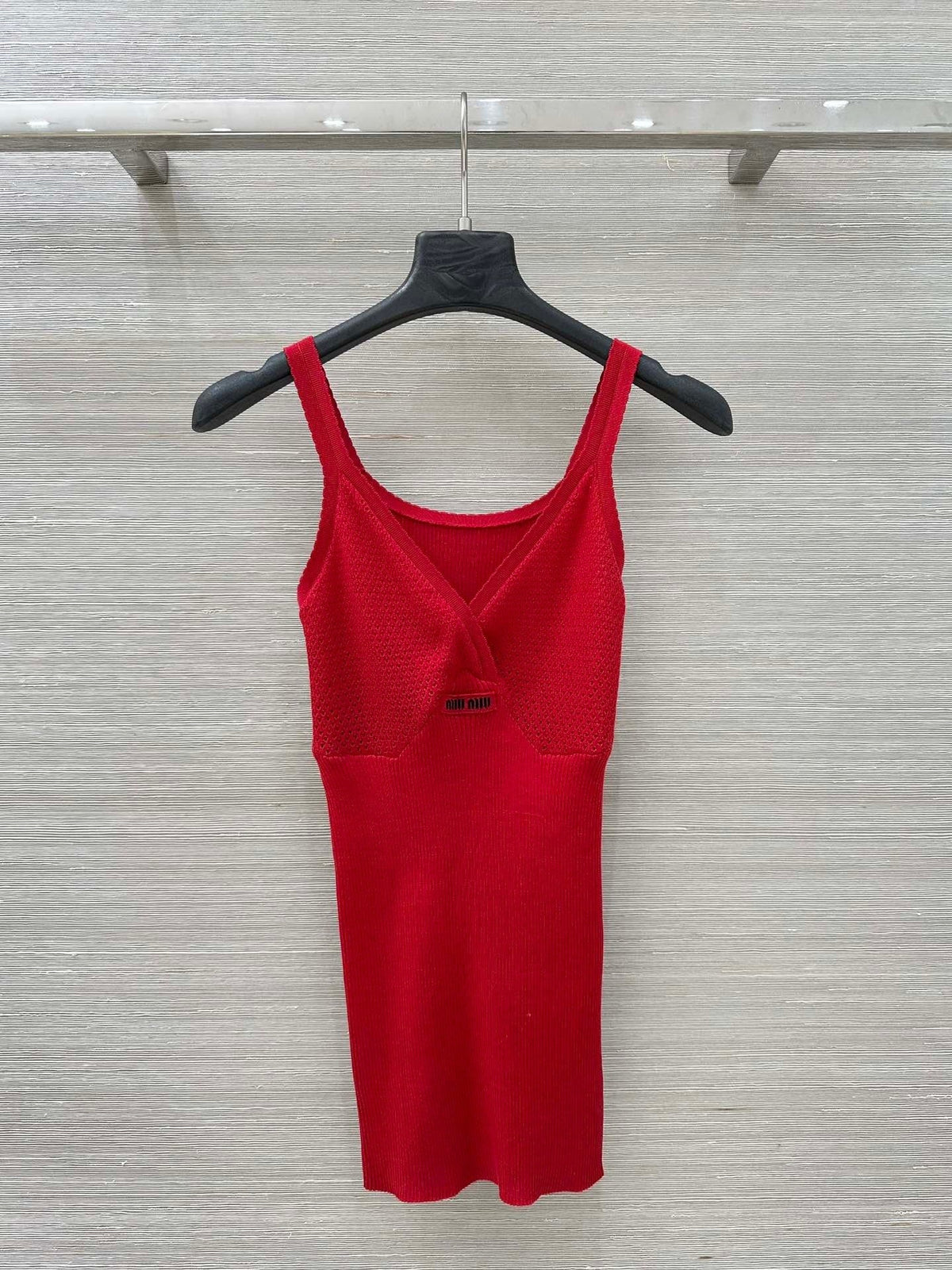 RIBBED KNIT V-NECK CAMI TOP