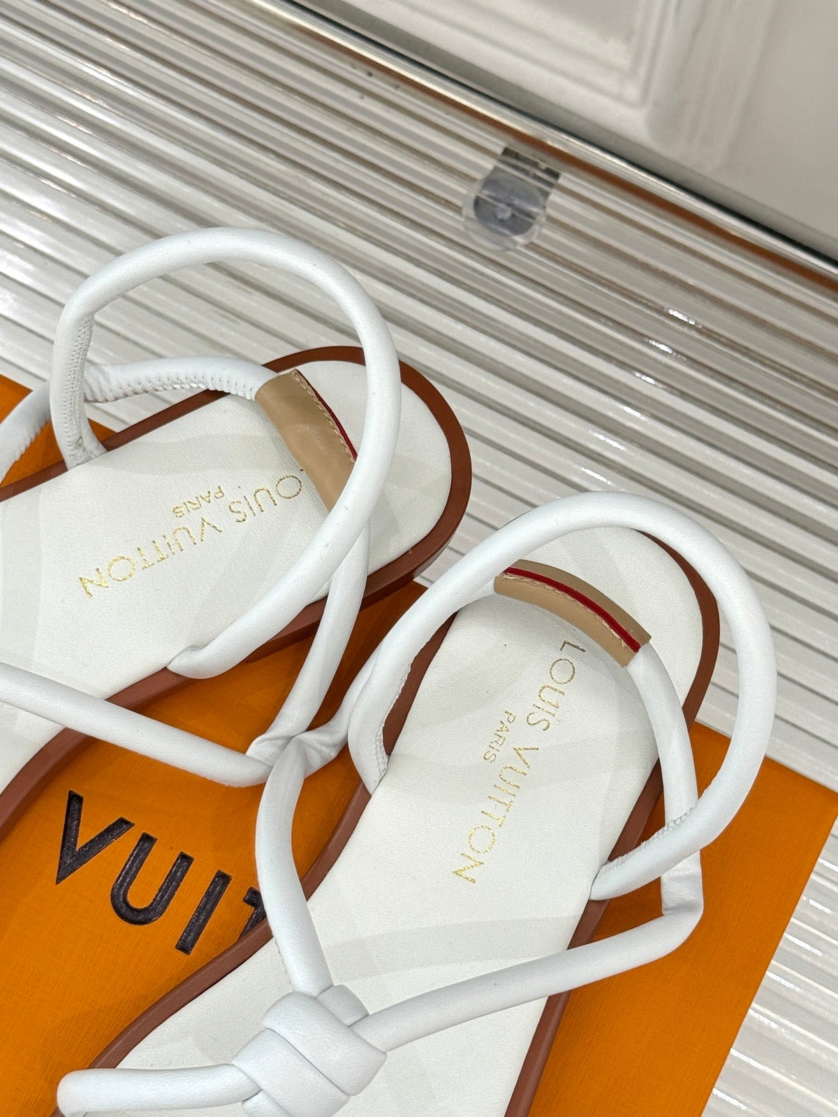 MINIMAL KNOT STRAP FLAT SANDALS – WHITE