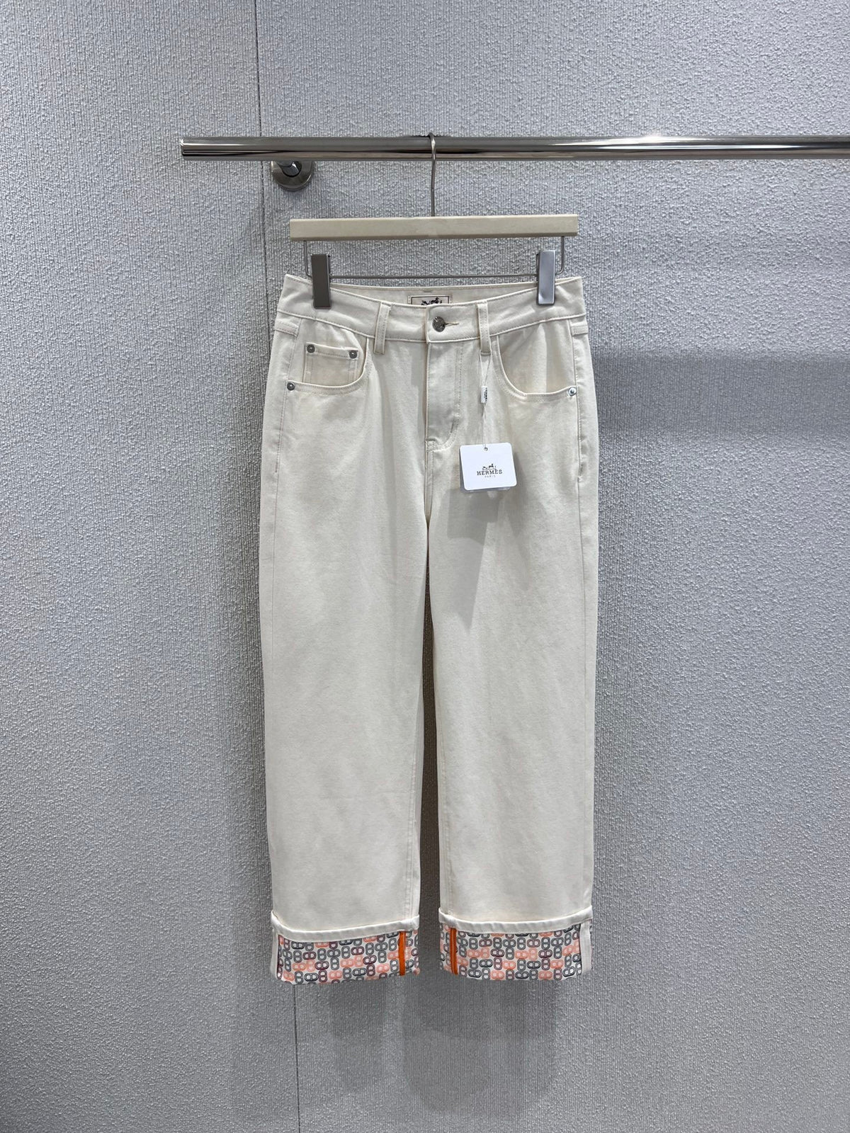 CREAM STRAIGHT-LEG DENIM WITH CONTRAST TURN-UP HEM