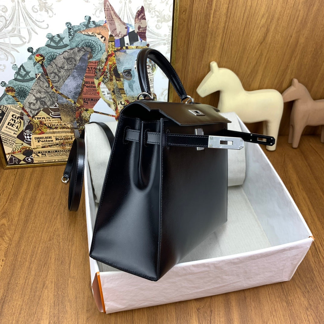 BLACK LEATHER HANDBAG