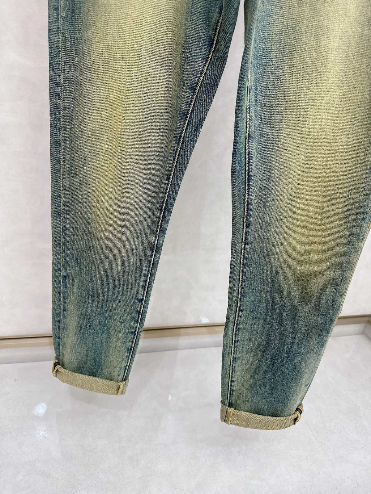 DISTRESSED DENIM JEANS WITH GRAPHIC BACK POCKET