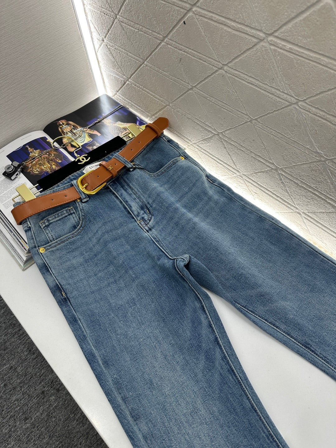 CLASSIC FLARED DENIM JEANS WITH BELT