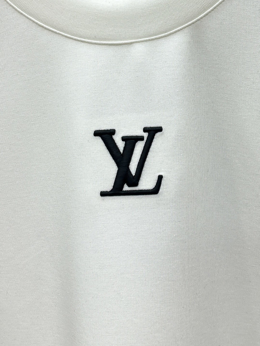 MINIMAL EMBROIDERED SHORT SLEEVE T-SHIRT