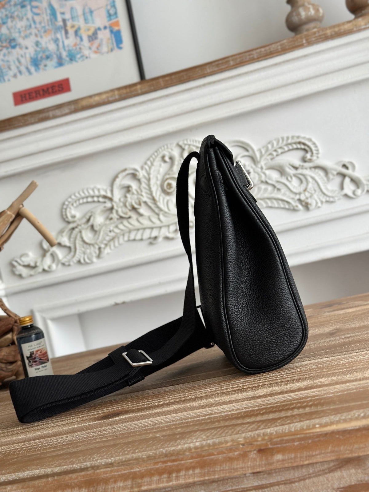 STRUCTURED LEATHER LOCK CROSSBODY BAG