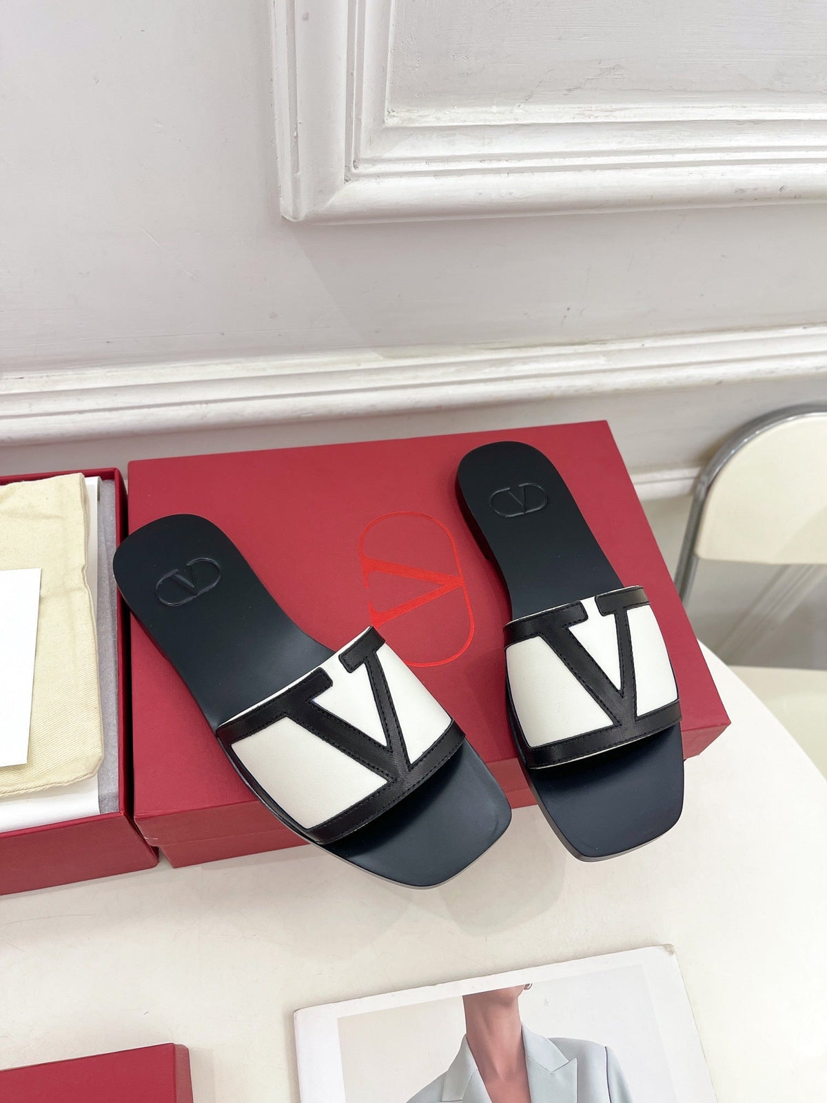 FLAT SLIDE SANDALS – BLACK & IVORY CONTRAST WITH SIGNATURE DETAIL