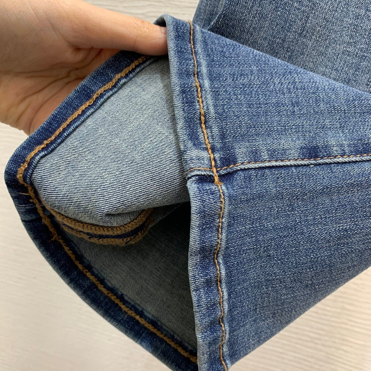 HIGH-WAIST FLARED DENIM JEANS