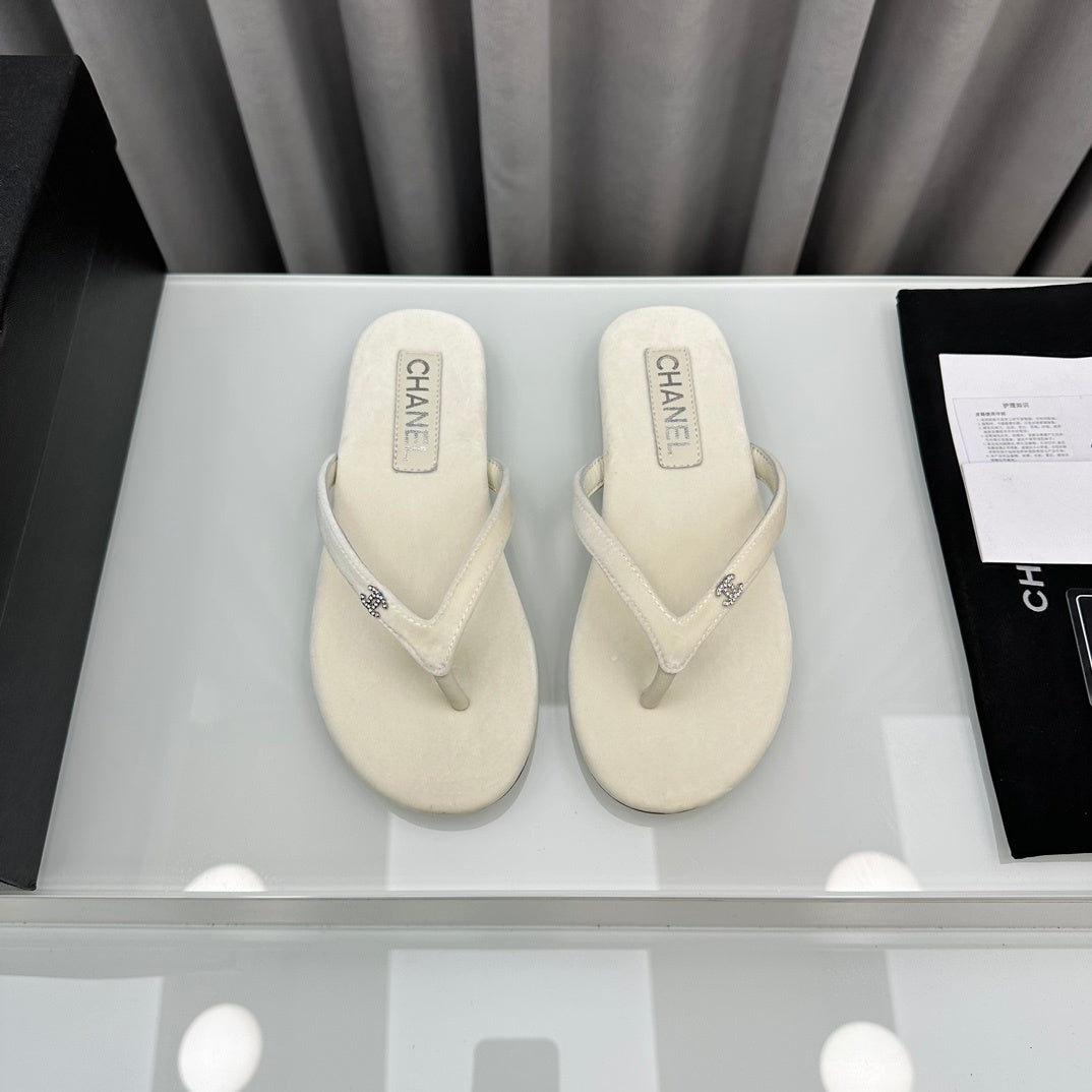 BEIGE FLIP FLOPS