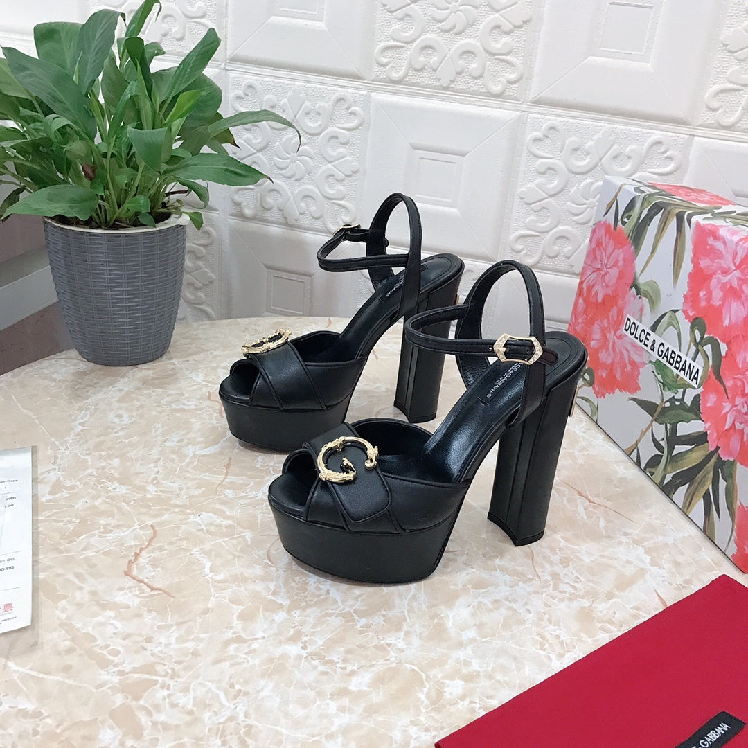 BLACK PLATFORM SANDALS WITH GOLD-TONE HARDWARE