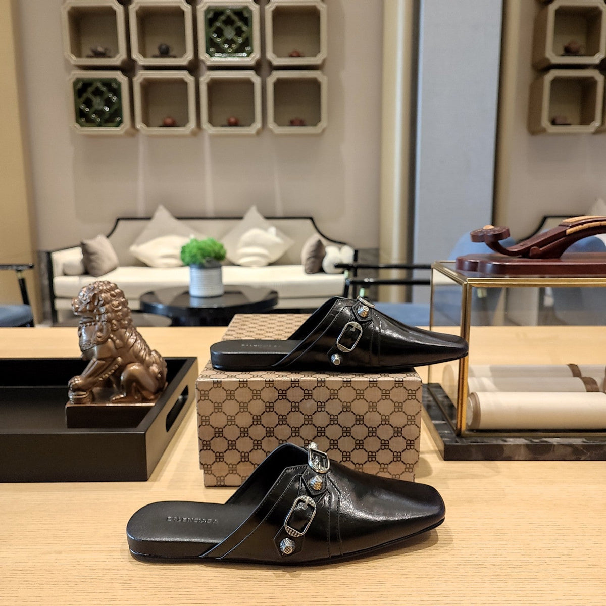 BLACK BUCKLE DETAIL FLAT MULES
