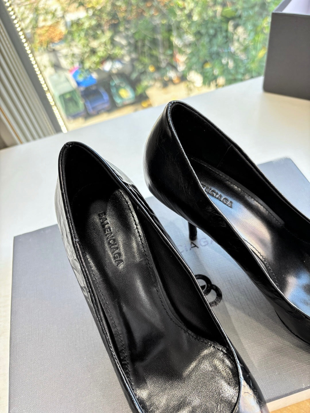 CLASSIC BLACK POINTED-TOE HIGH HEEL PUMPS