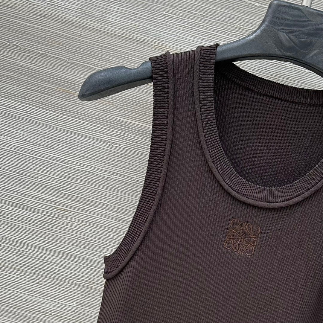 RIBBED SLEEVELESS KNIT TOP