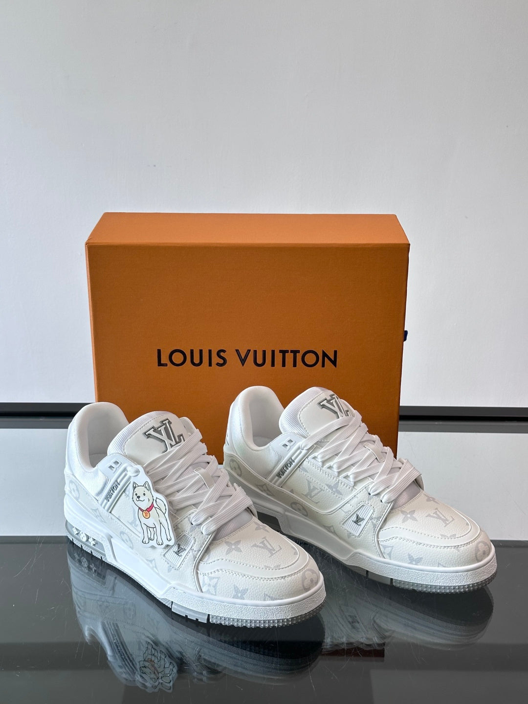 WHITE LOW-TOP SNEAKERS WITH CHARACTER CHARM