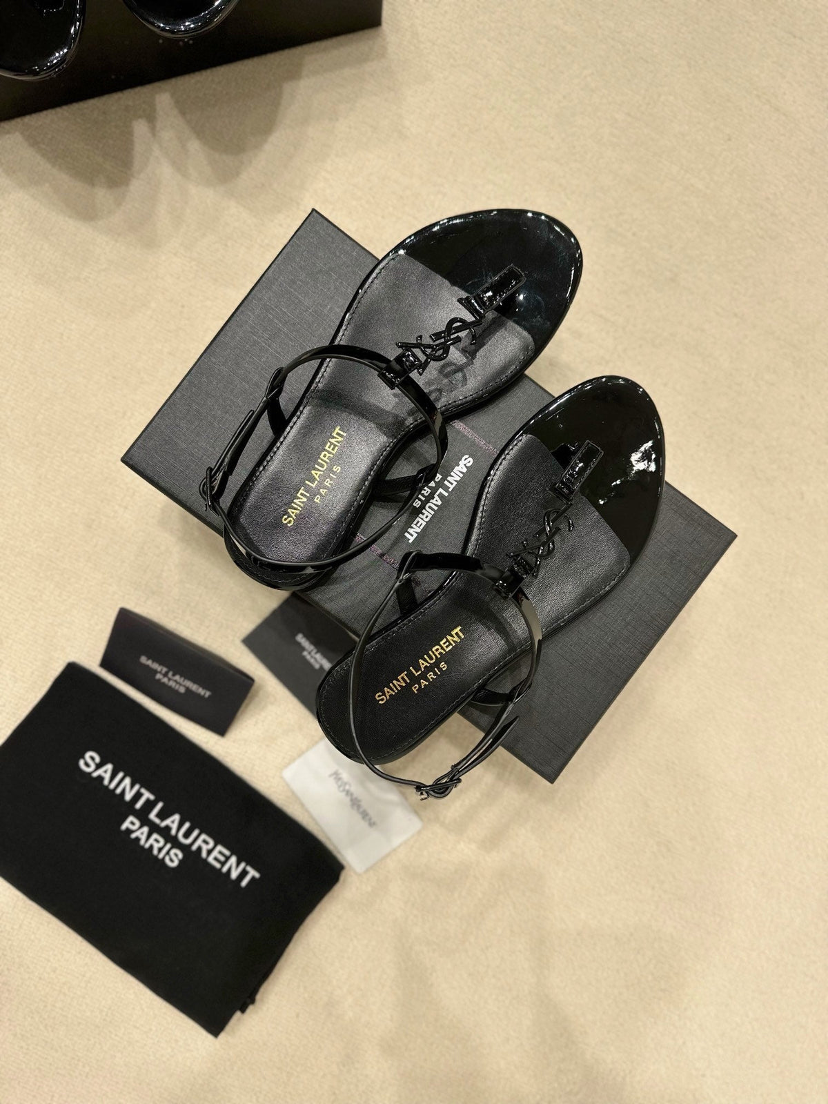 BLACK STRAPPY FLAT SANDALS WITH METALLIC DETAIL