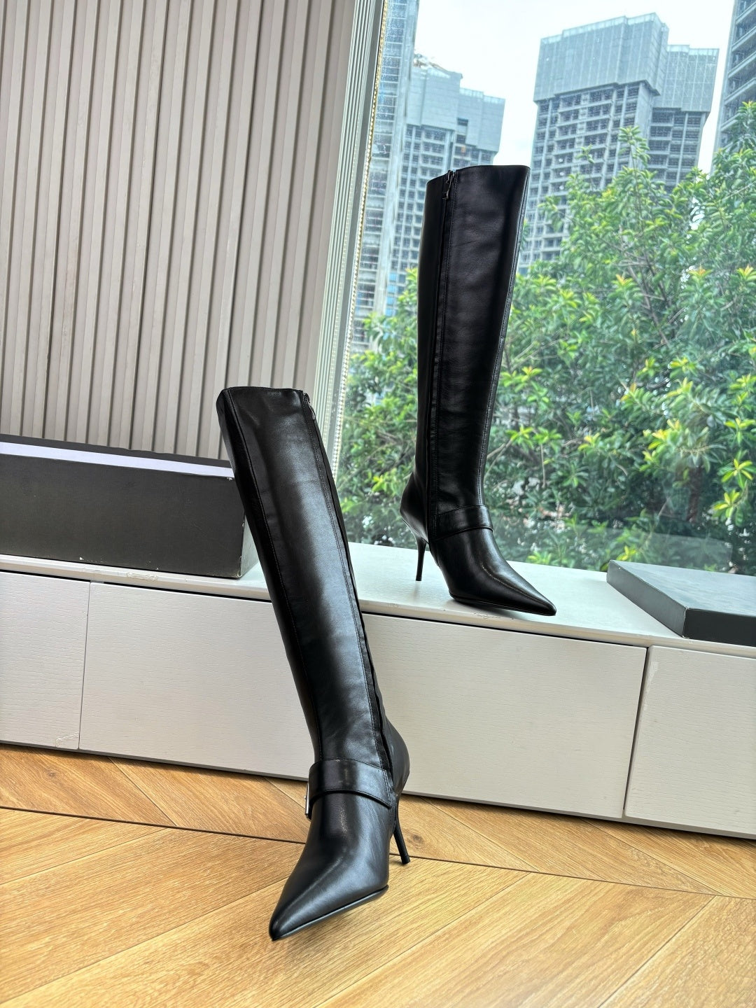 BLACK KNEE-HIGH BUCKLE HEEL BOOTS