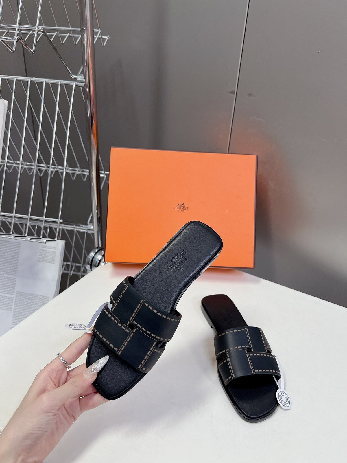 BLACK STITCHED SLIDE SANDALS