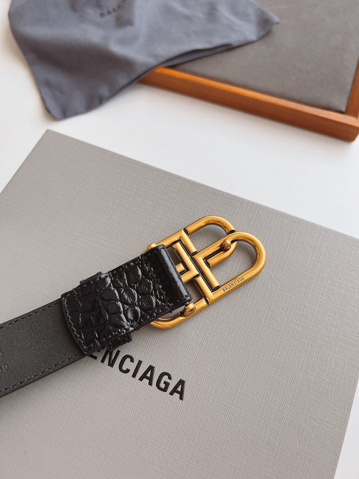 EMBOSSED BLACK LEATHER BELT WITH GOLD-TONE LOGO BUCKLE
