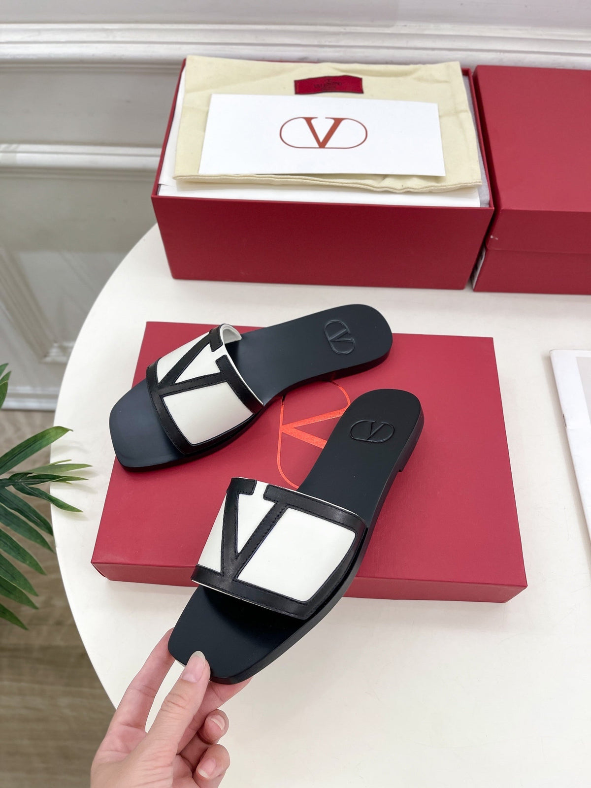 FLAT SLIDE SANDALS – BLACK & IVORY CONTRAST WITH SIGNATURE DETAIL