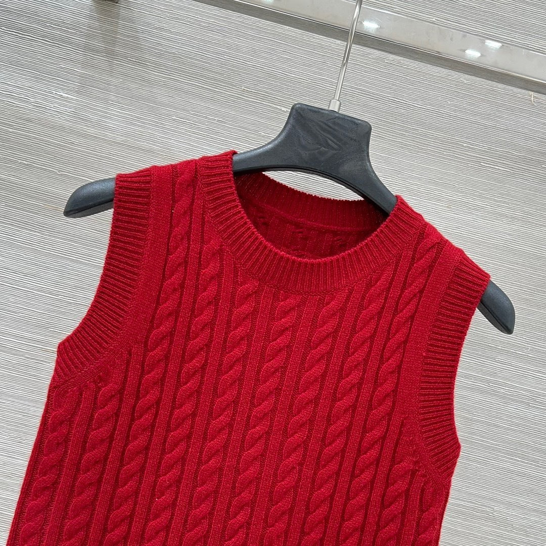 CABLE KNIT SLEEVELESS SWEATER