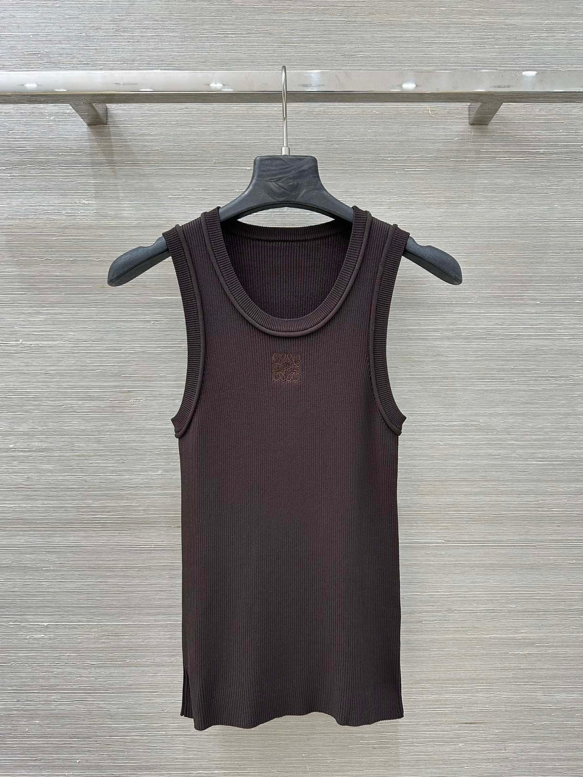 RIBBED SLEEVELESS KNIT TOP