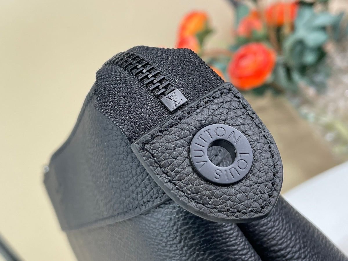 MINIMALIST LEATHER ZIP POUCH