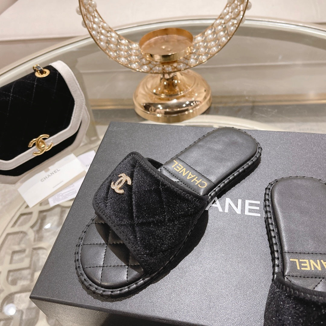 BLACK QUILTED SLIDES