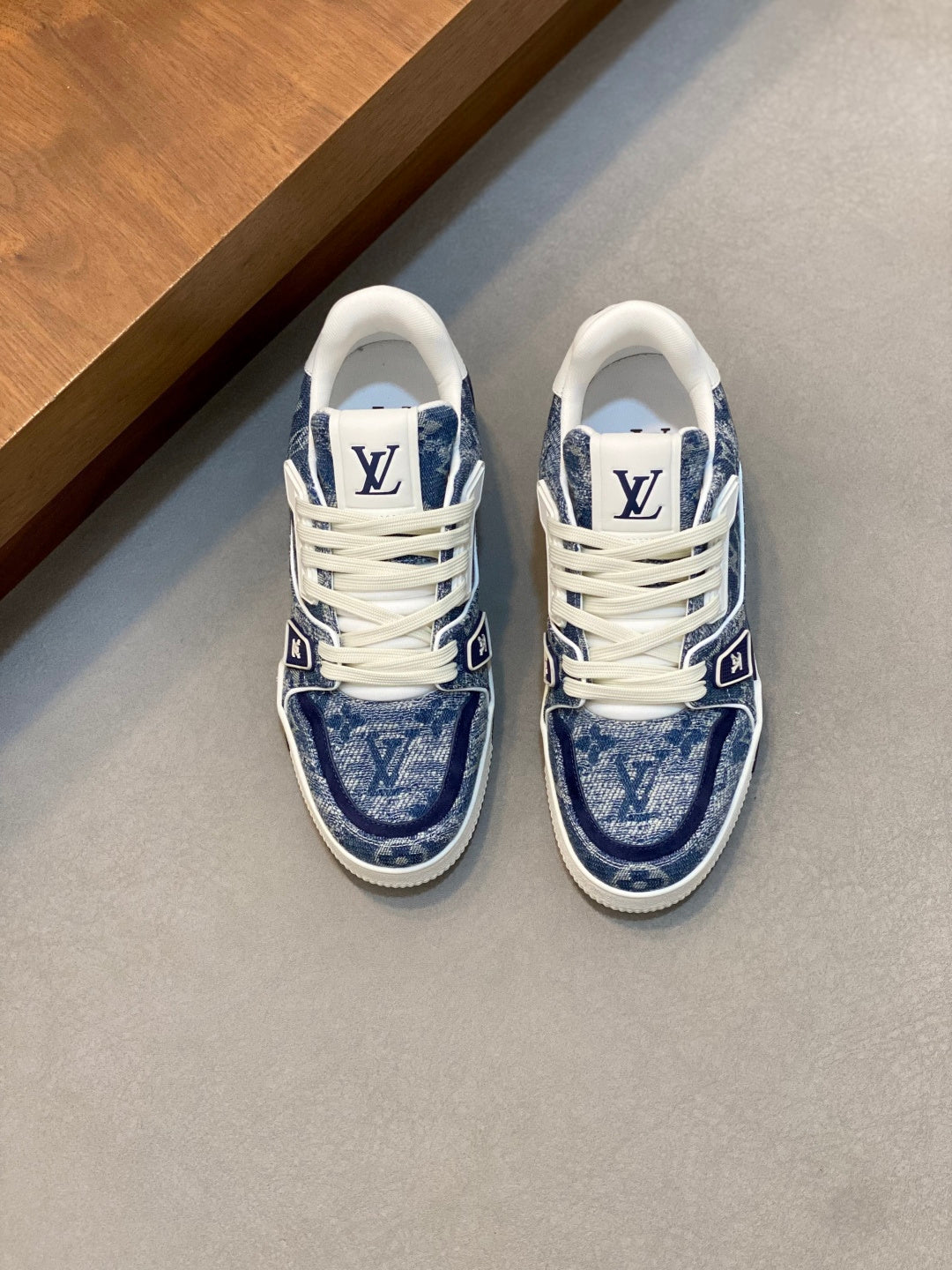 BLUE DENIM LOW-TOP SNEAKERS WITH CONTRASTING WHITE SOLE