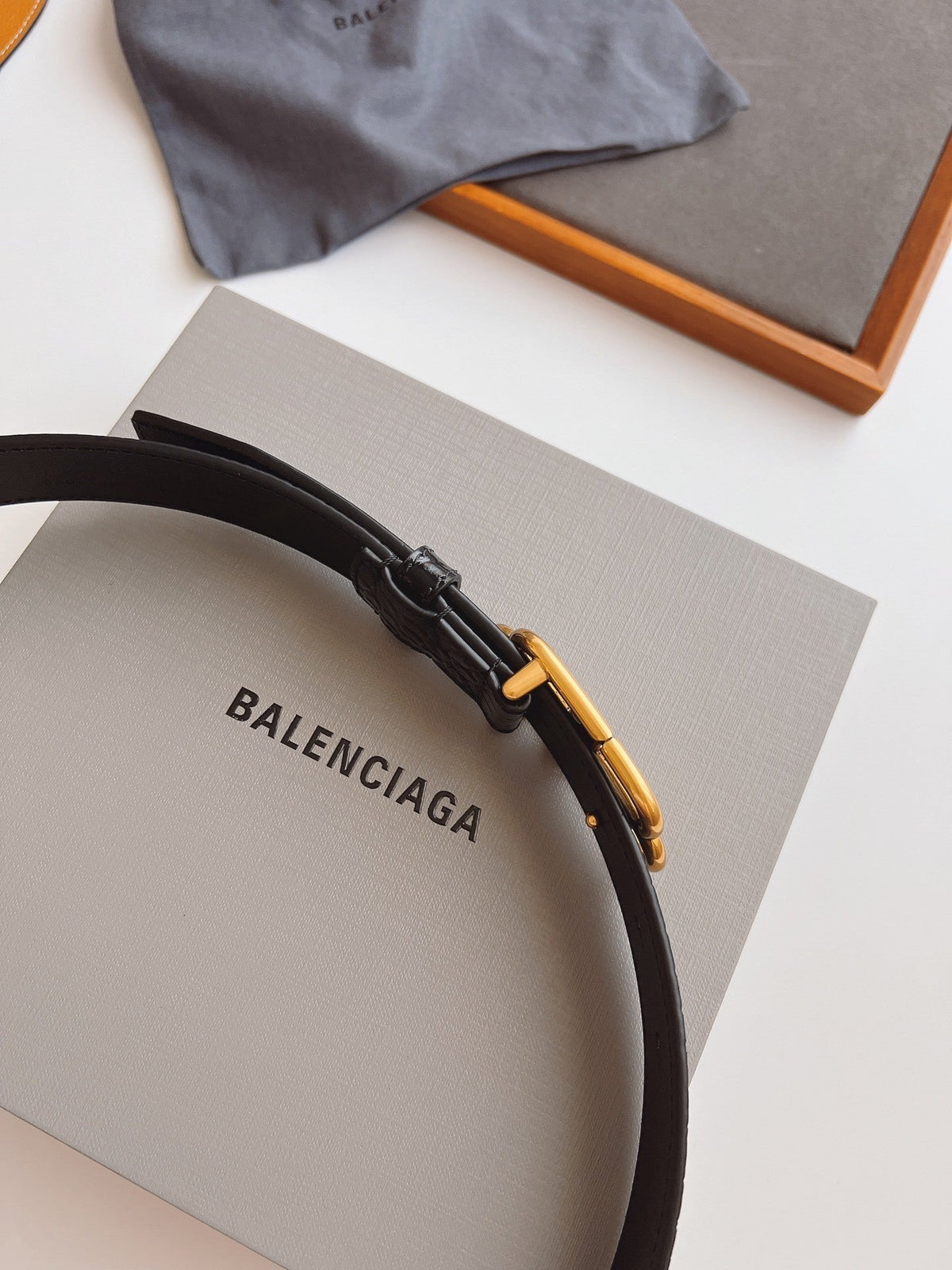 EMBOSSED BLACK LEATHER BELT WITH GOLD-TONE LOGO BUCKLE
