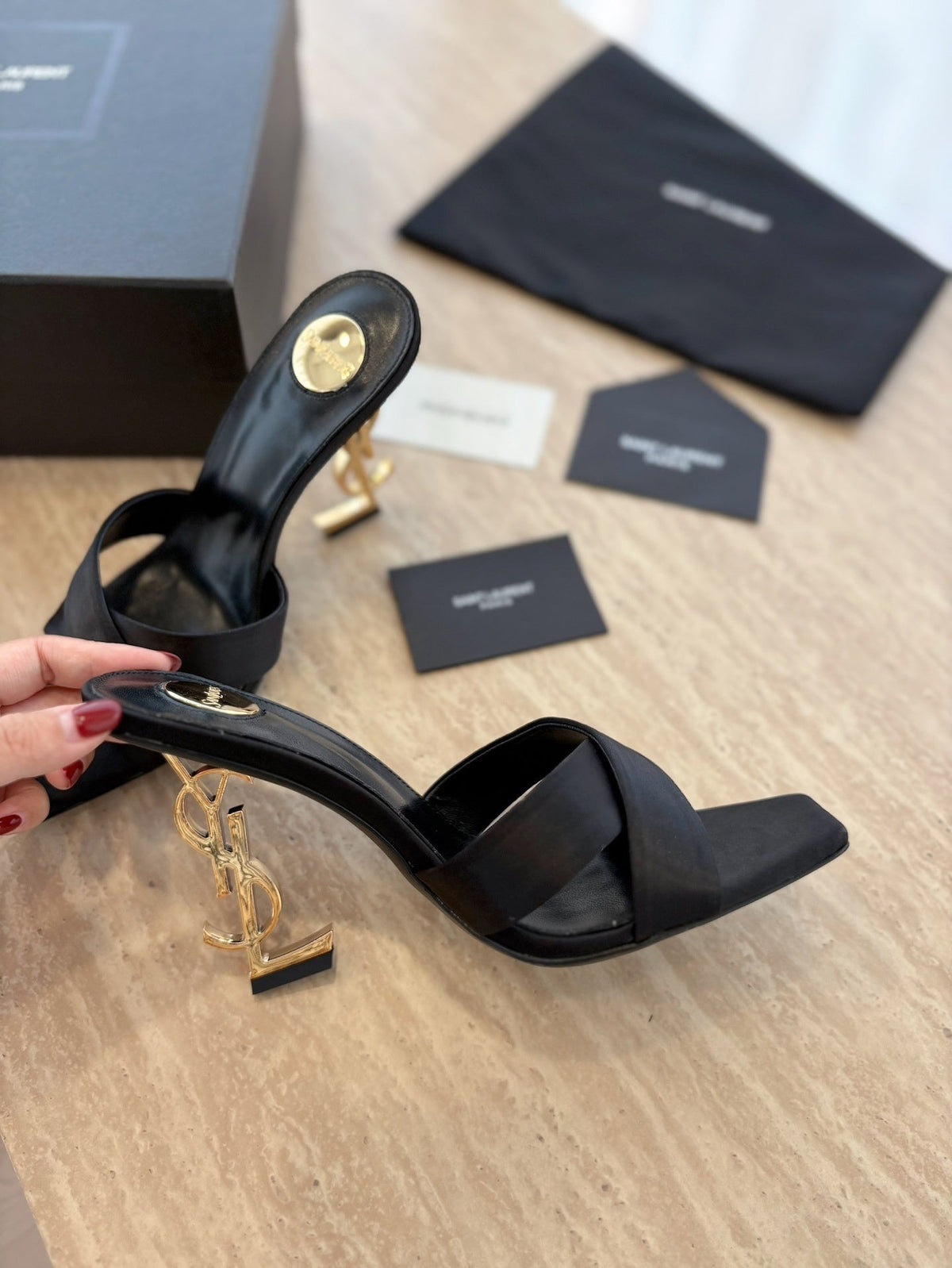 MINIMAL BLACK HEEL SANDALS