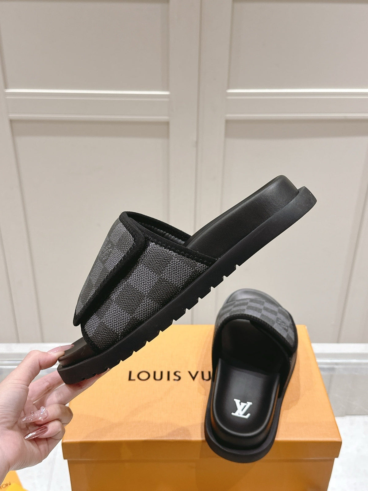 BLACK CHECKERED SLIDE SANDALS