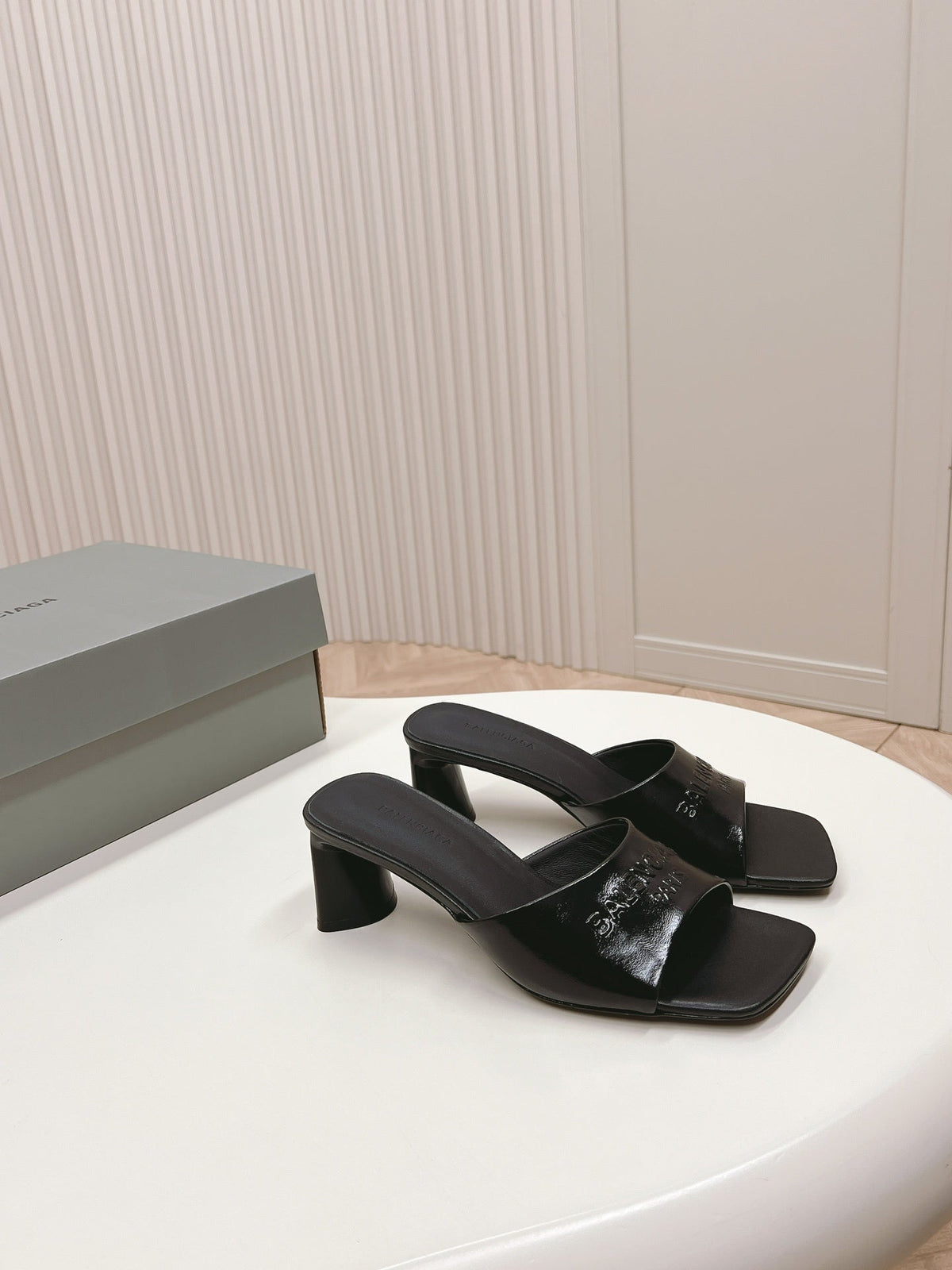 BLACK MINIMAL BLOCK HEEL MULES