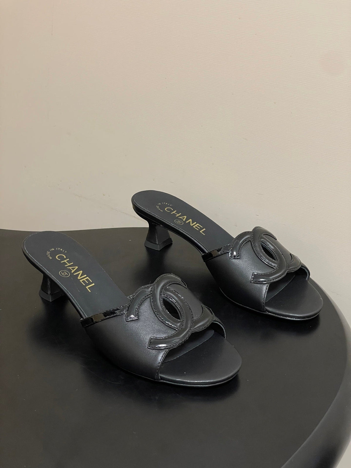 BLACK LOW HEEL MULE SANDALS