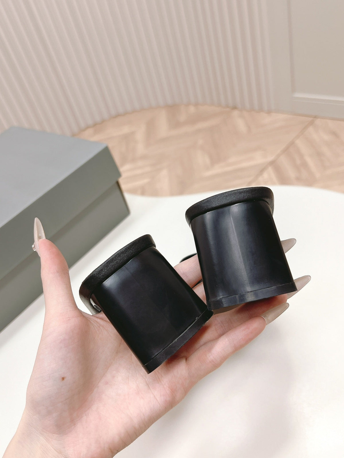 BLACK MINIMAL BLOCK HEEL MULES