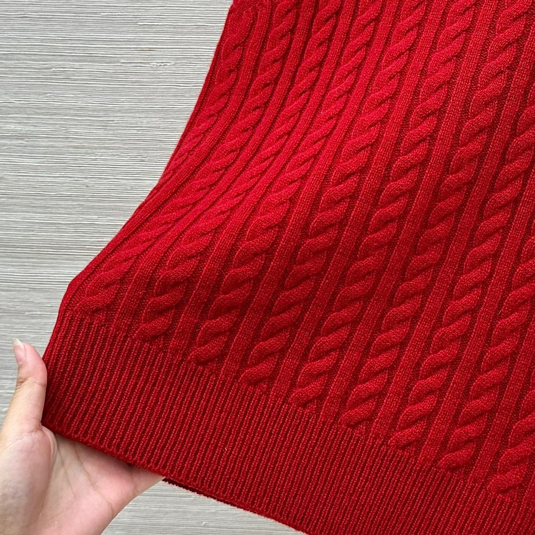 CABLE KNIT SLEEVELESS SWEATER