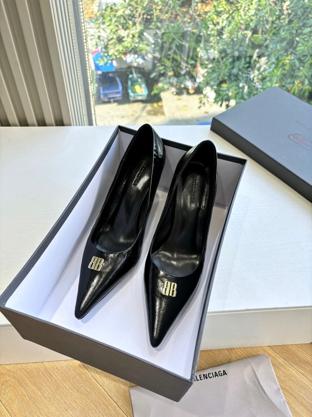 CLASSIC BLACK POINTED-TOE HIGH HEEL PUMPS