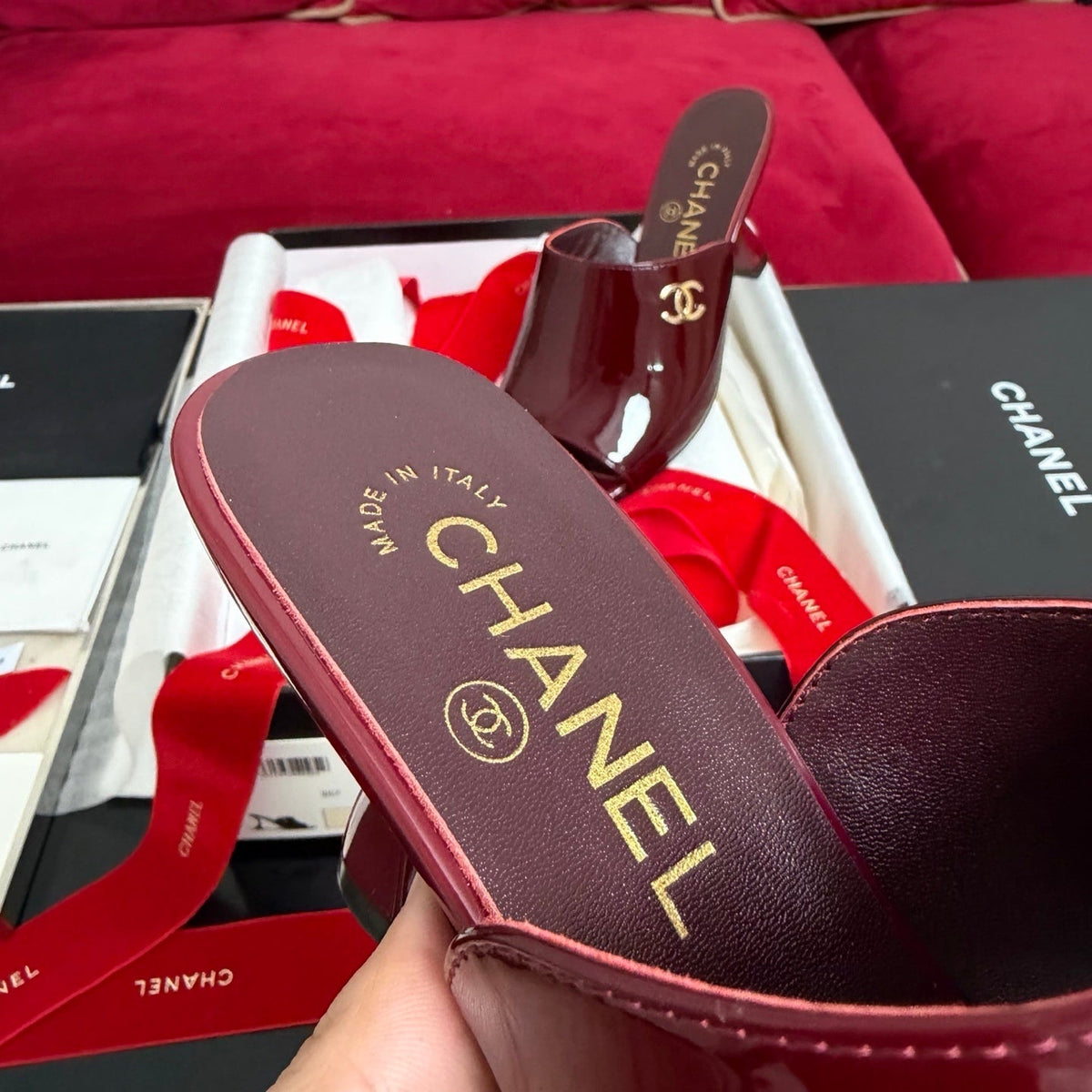 PATENT LEATHER LOGO OPEN-TOE MULE HEELS