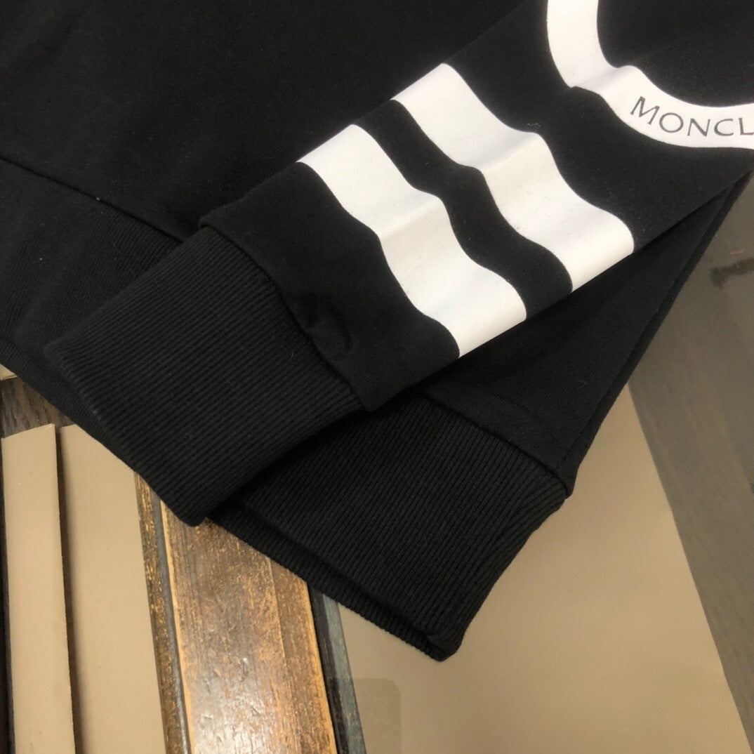 SIGNATURE GRAPHIC SLEEVE LOGO SWEATSHIRT
